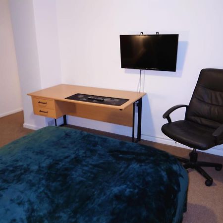 Lovely Rooms In A Quiet Place Of Woking Exterior photo