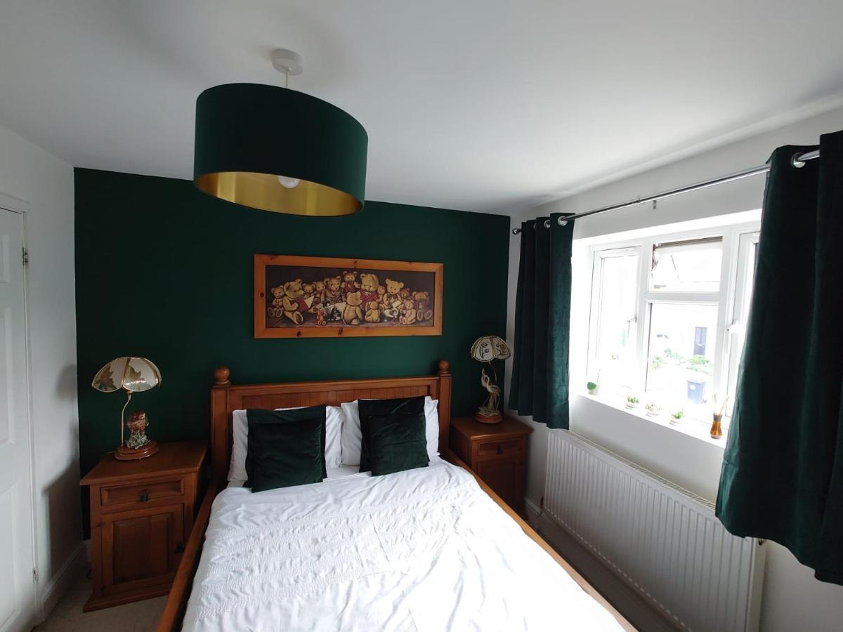 Lovely Rooms In A Quiet Place Of Woking Exterior photo
