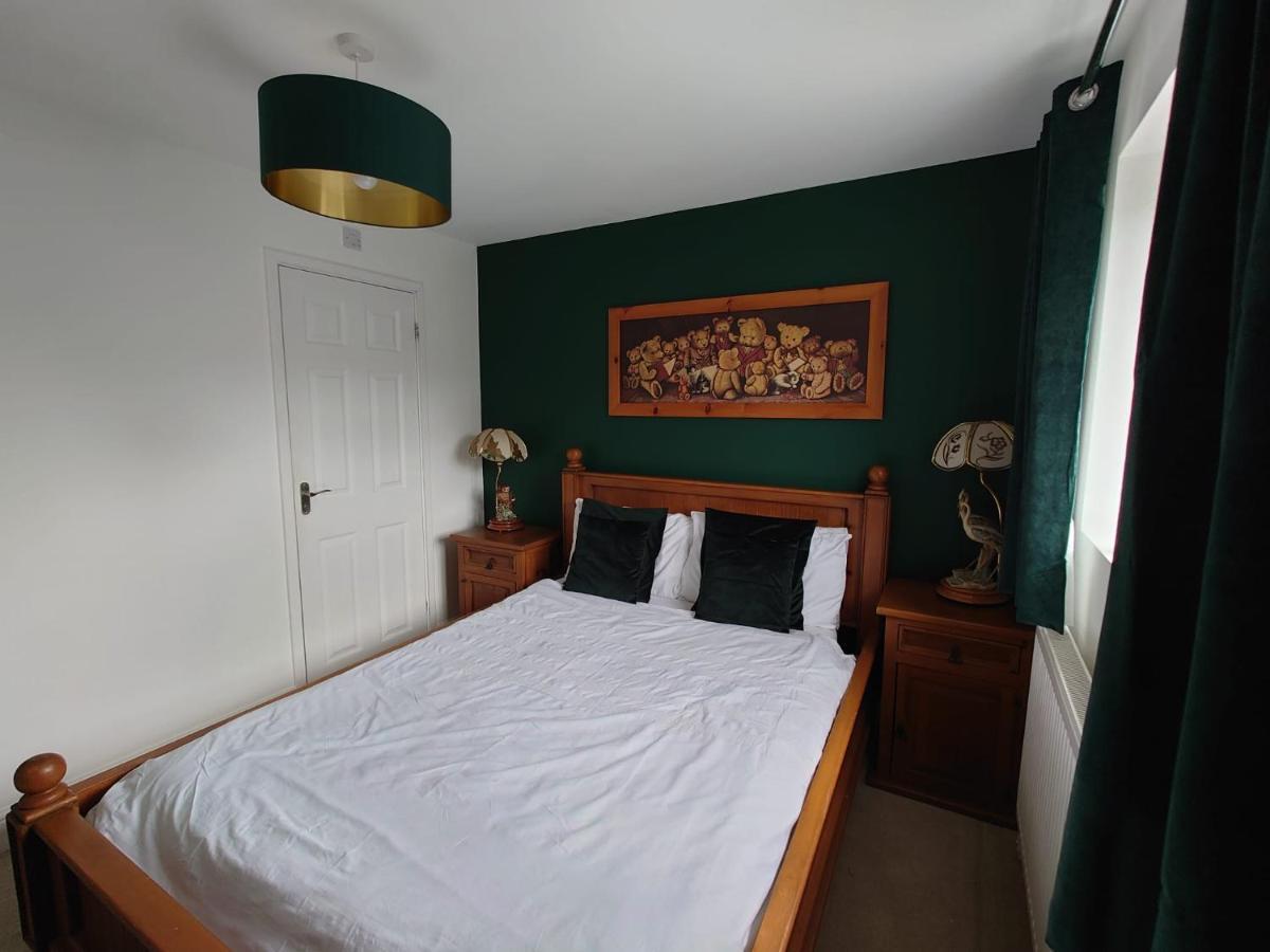Lovely Rooms In A Quiet Place Of Woking Exterior photo