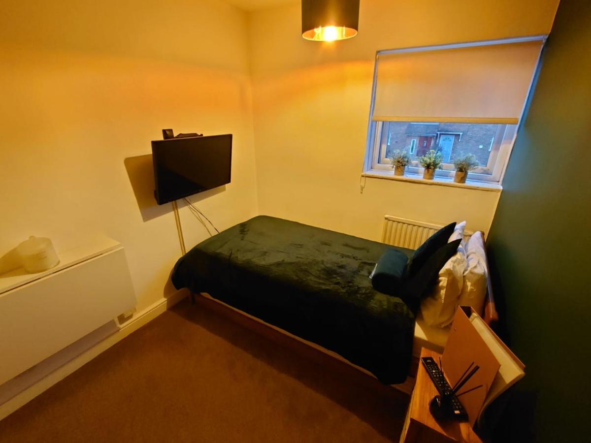 Lovely Rooms In A Quiet Place Of Woking Exterior photo