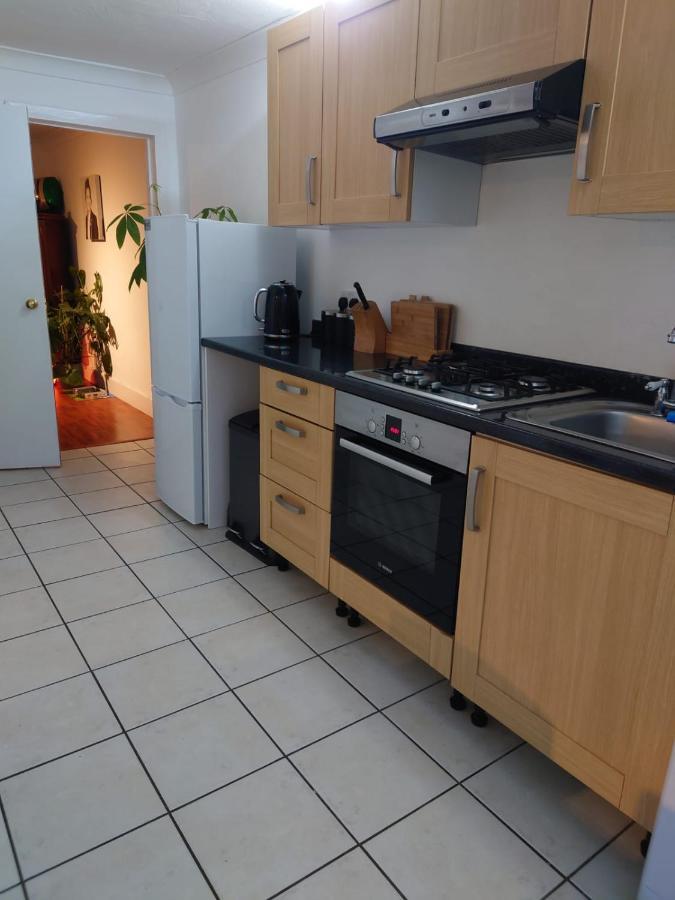 Lovely Rooms In A Quiet Place Of Woking Exterior photo