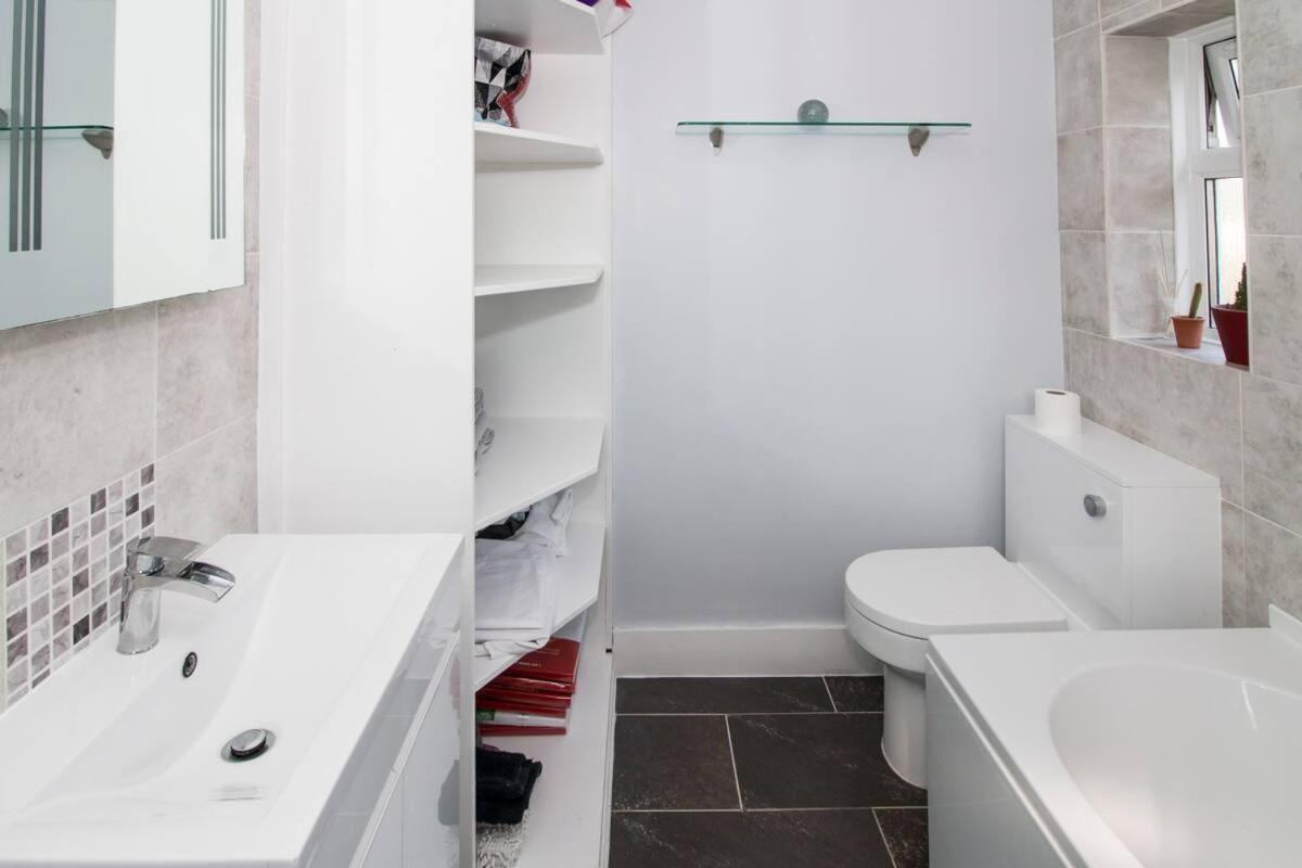 Lovely Rooms In A Quiet Place Of Woking Exterior photo