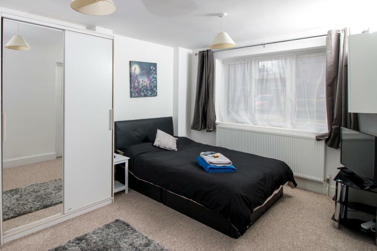Lovely Rooms In A Quiet Place Of Woking Exterior photo